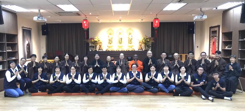 本會成員與宗教代表在佛堂合影